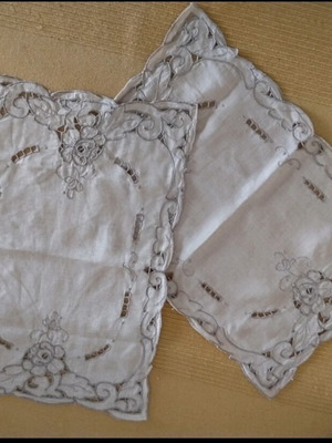 Traditional table linens set like new, 2 pieces, cotton and linen
