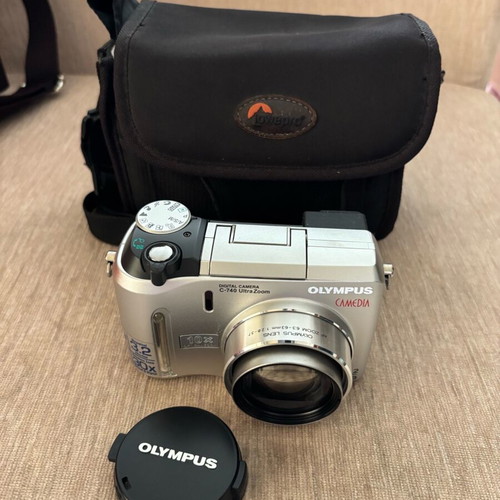 Olympus Camedia C750 Ultrazoom camera used with Lowepro case