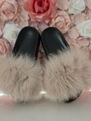 Women's slippers with fur like new, black base and pink/nude fur