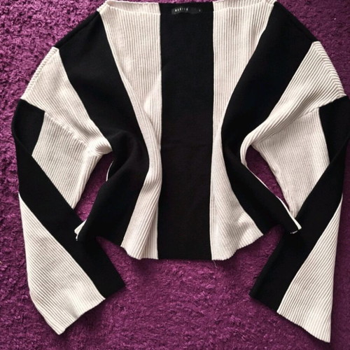 Pullover like new, size S, black and white