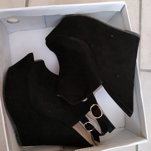Women's closed black platform shoes with comfortable fit