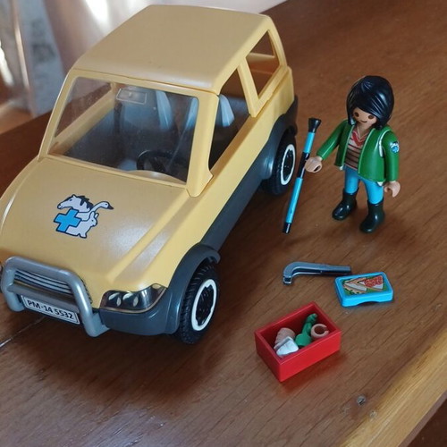 Playmobil Veterinarian with Car 5532 used, missing parts