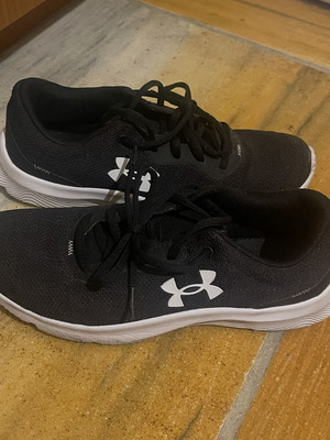 Under Armour Mojo 2 athletic shoes like new, size 40.5, black and white