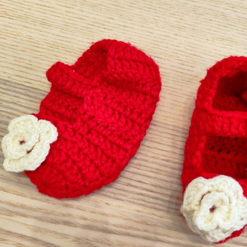 Handmade knitted baby shoes with flower, red