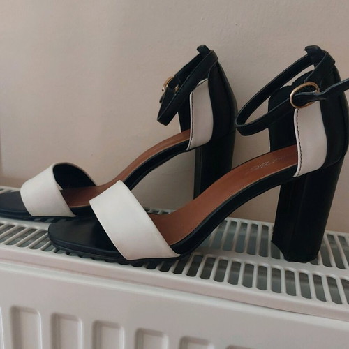 Black and white sandals like new, size 38, 8.5 cm heel