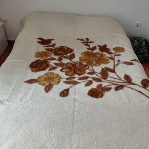 Blanket for double bed like new, beige with floral design