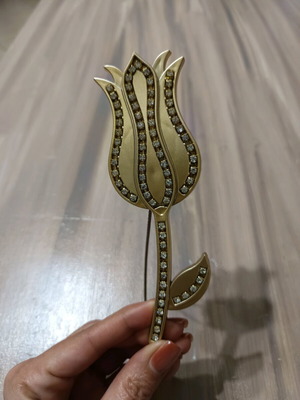 Magnetic curtain clip with tulip design and rhinestones like new