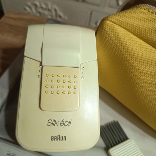 Braun Silk-épil Comfort epilator with yellow carrying case