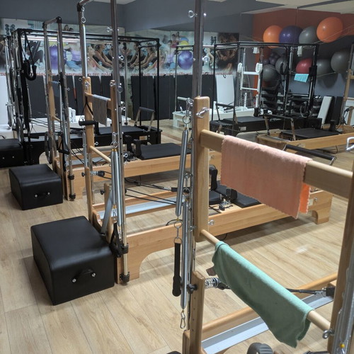 Pilates reformer with tower set of 5 like new for professional use