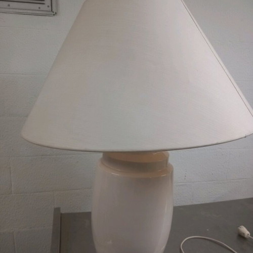 Porcelain table lamps like new, set of 2 with shade