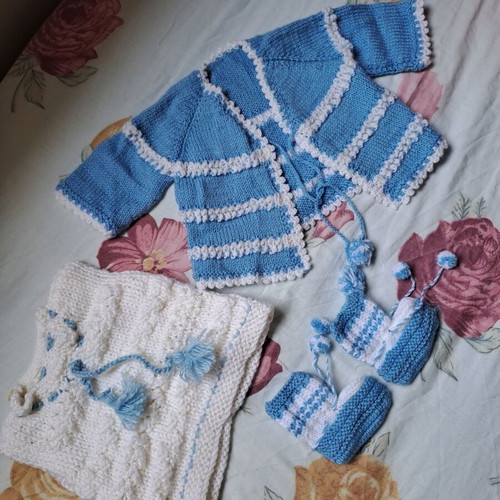 Handmade baby set with cardigan, shirt and booties, white and blue