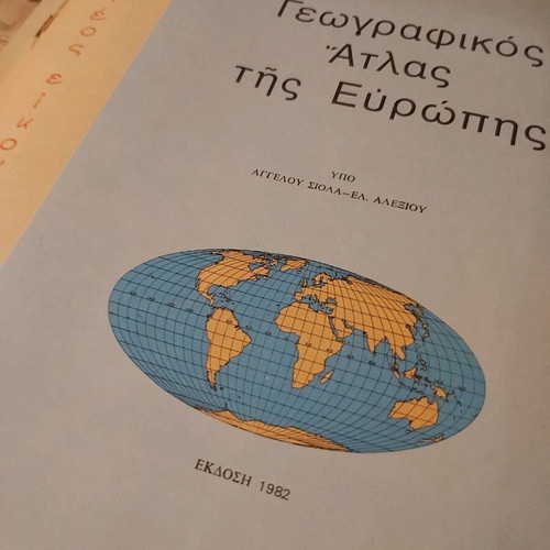 Geographical map 1982 like new with two inserts