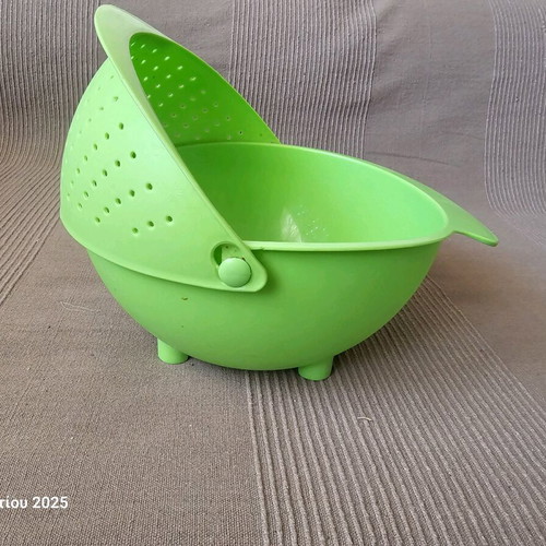 Plastic basin with colander slightly used