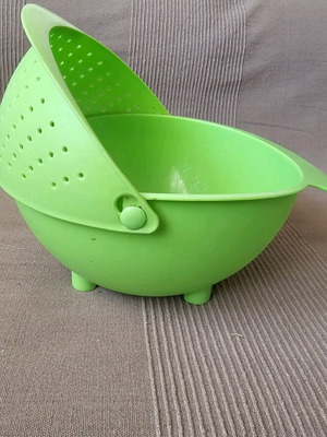Plastic basin with colander slightly used