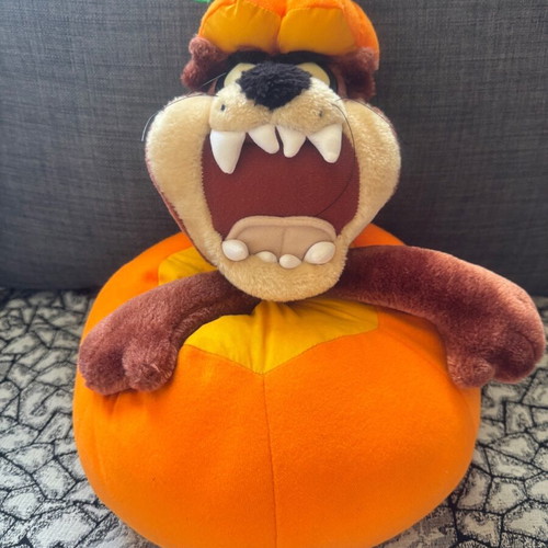 Taz plush Looney Tunes like new, dressed as Halloween pumpkin