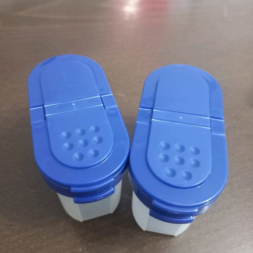 Taperware salt and pepper containers new, set of 2
