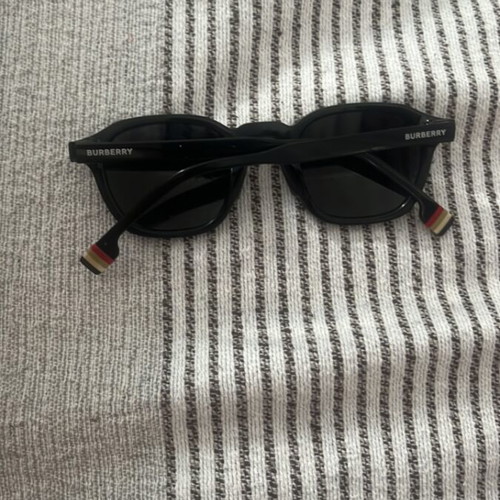 Burberry sunglasses unisex, like new, black