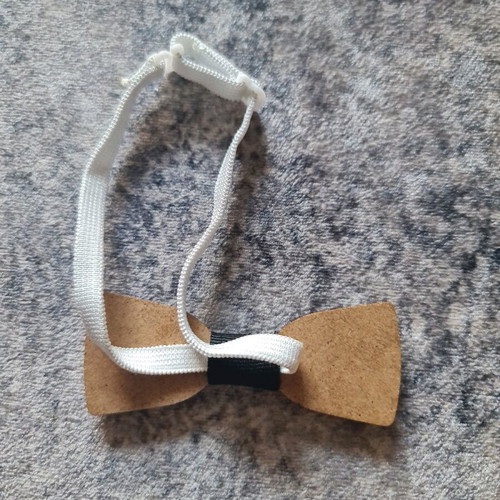 Children's wooden bow tie like new, brown