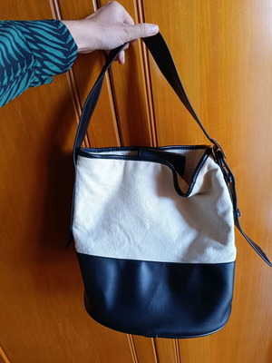 Τσάντα ώμου μεταχειρισμένη από ύφασμα με δέρμα μαύρο και μπεζ