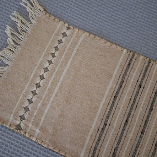 Table runner used 61 x 27.5 cm
