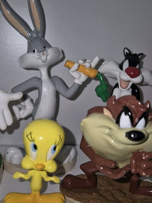 Looney Tunes collectible figure set by DeAgostini like new, 6 pieces