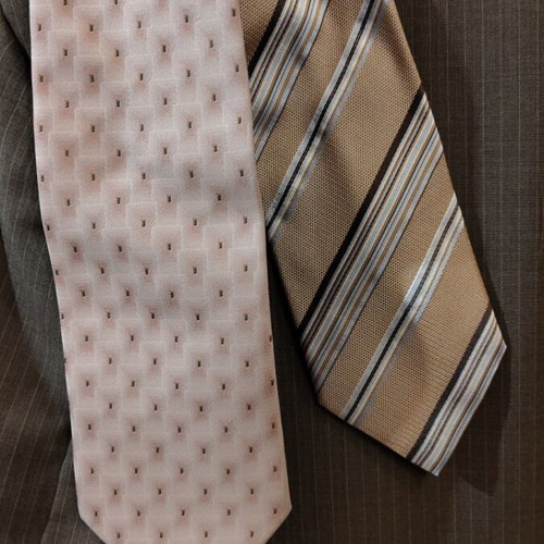 Men's suit new with 2 ties gift khaki-brown