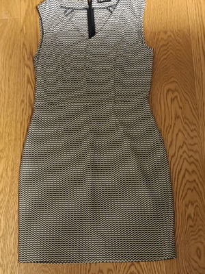 Sisley midi рокля без ръкави черно и бяло като нова