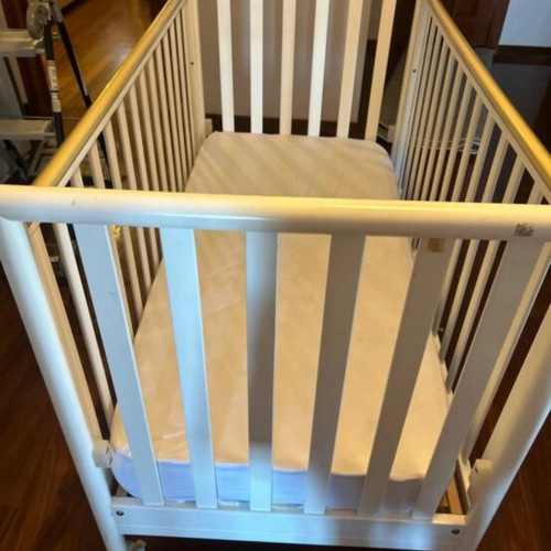 Pali baby cot with wheels and organic cotton mattress