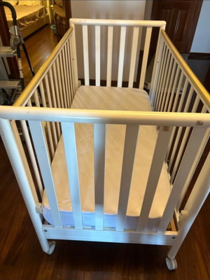 Pali baby cot with wheels and organic cotton mattress