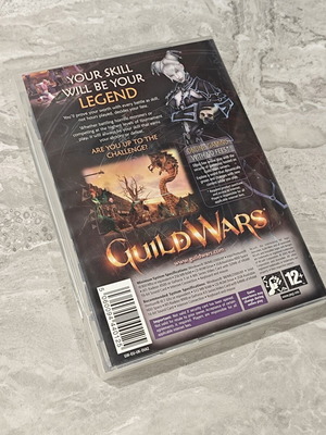 Guild Wars PC game, complete 2-disc set with manuscripts, NCsoft ArenaNet