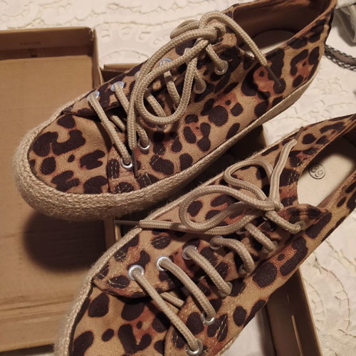 Sneakers with rope sole tiger print like new, size 39