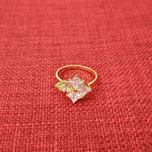 Ring with strass used, gold color