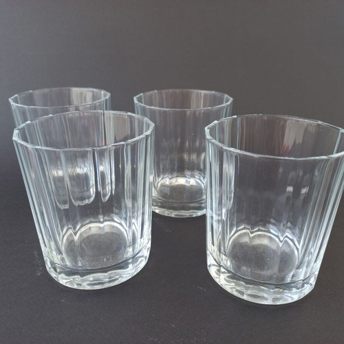 Set of 4 vintage glass water and wine glasses like new