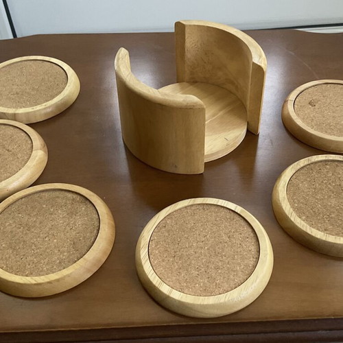Coaster set like new, 6 round wooden pieces