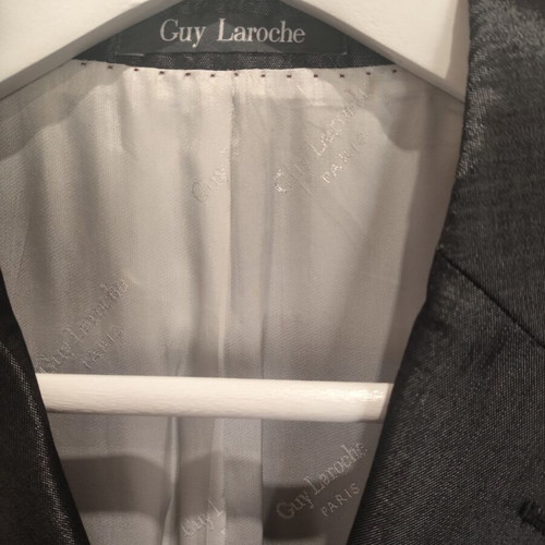 Guy Laroche men's wedding suit like new with two shirts and tie