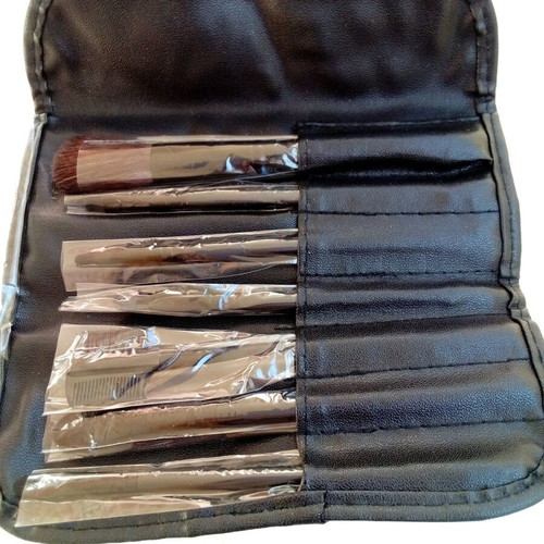 Makeup brushes new with case, set of 7 pieces