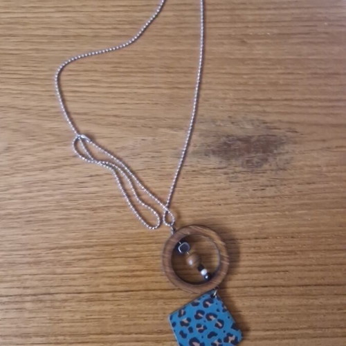 Animal print necklace like new, blue and brown
