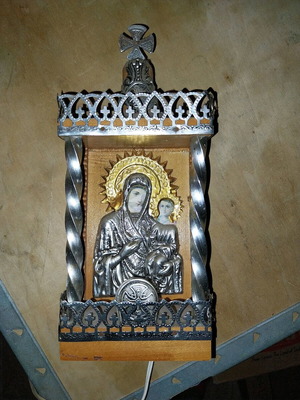 Icon Stand with Light like new, functional