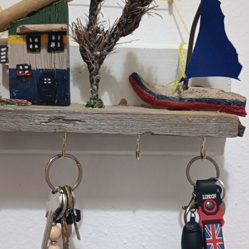 Handmade wall key holder with wood and sea materials