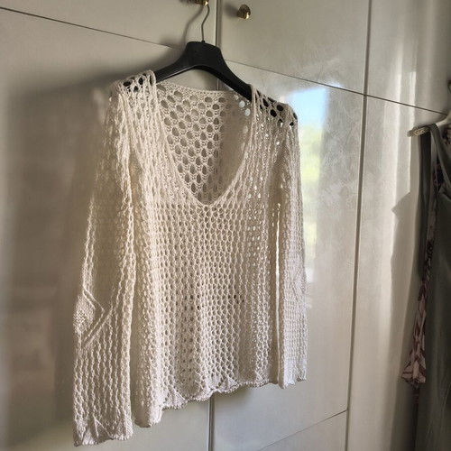 Knitted white long-sleeve V-neck sweater