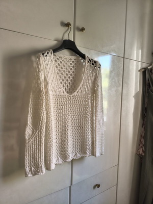Knitted white long-sleeve V-neck sweater