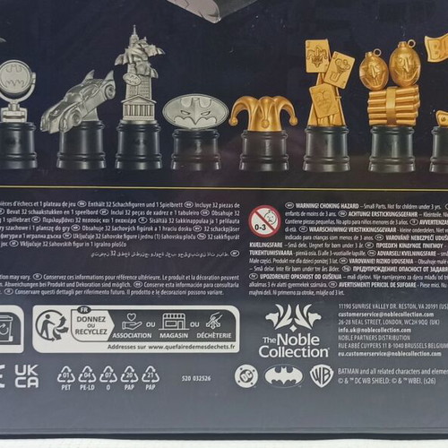 Batman vs The Joker Chess Set new, 32 pieces with foldable board