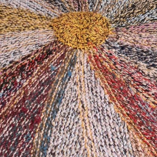 Handmade knitted rug 140cm like new, heavy and stable
