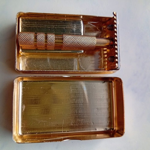 Soluna razor in original case