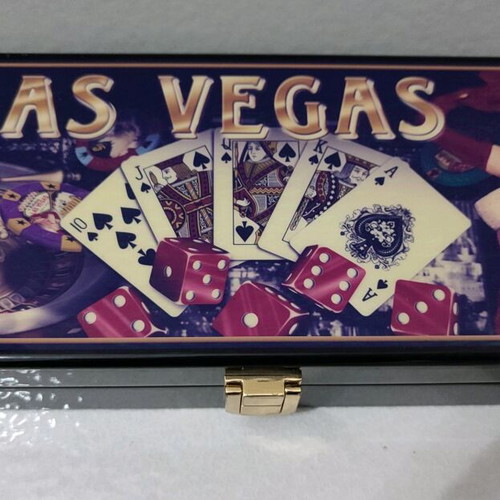 Las Vegas poker set in wooden case like new