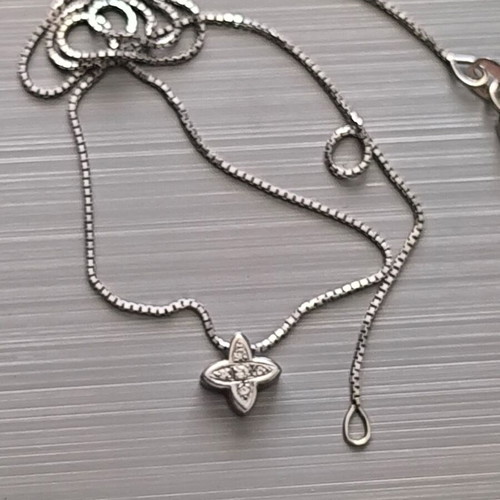 White gold 18K cross with 5 brilliant cut diamonds like new