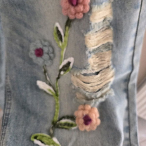 Jeans with knitted flowers and rips new, size M