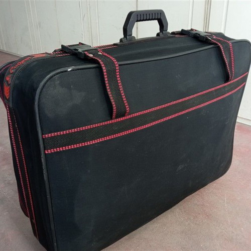 Medium suitcase with 4 wheels used