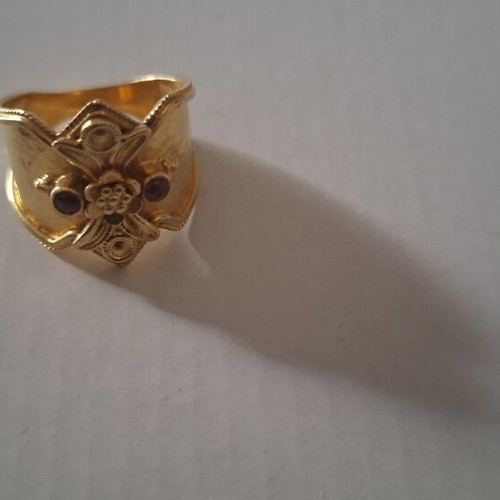 Gold ring 18 carat with rubies like new