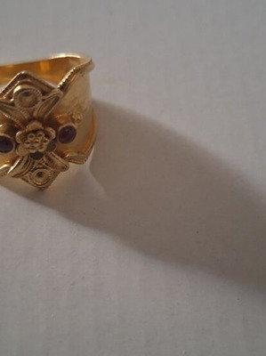 Gold ring 18 carat with rubies like new